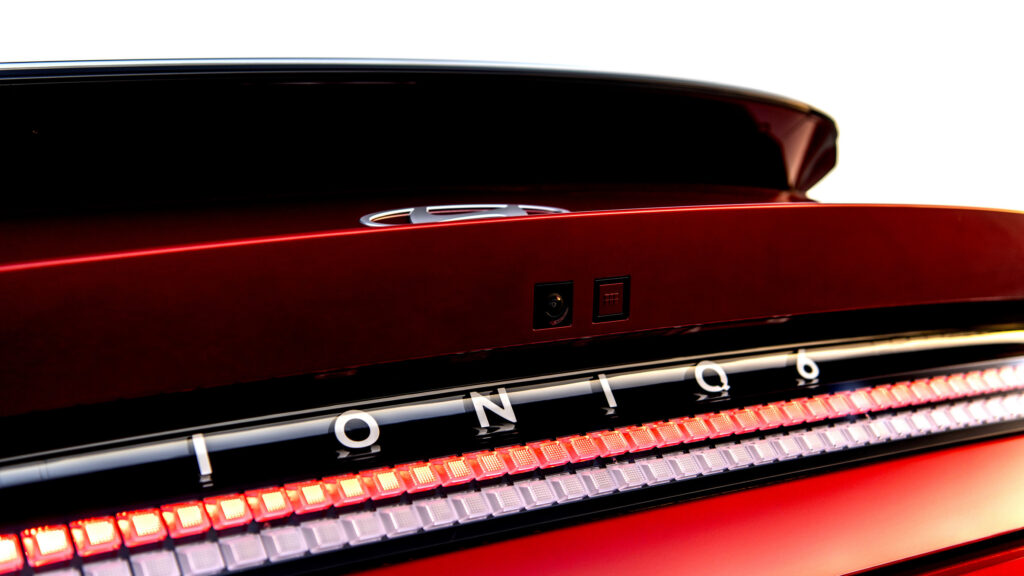 Продажі електромобілів стрімко падають, але Hyundai знаходить порятунок у іншій сфері