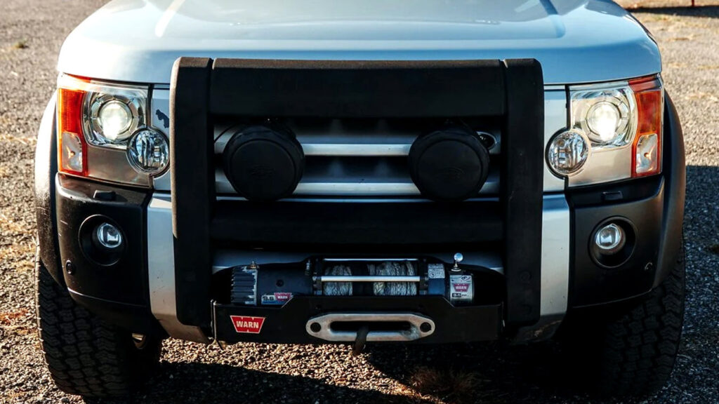 Цей LR Discovery видає звуки, схожі на американські грози, та вражає з силою вантажного потяга