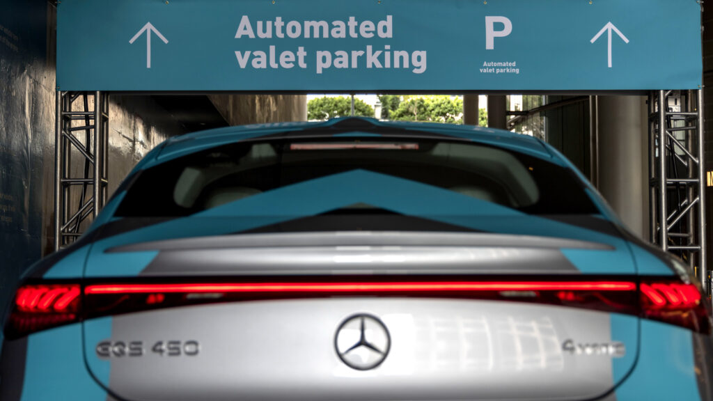 Він не зміг виїхати з парковки, тому, за словами поліції, погрожував закласти вибухівку