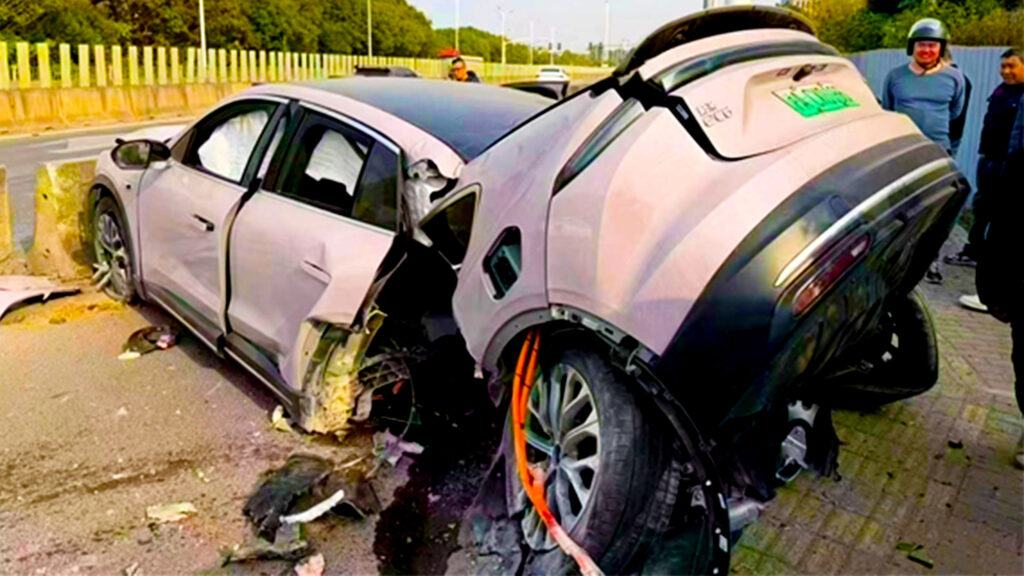 Неймовірна аварія: електрокар Nio розкрився навпіл, наче консервна банка