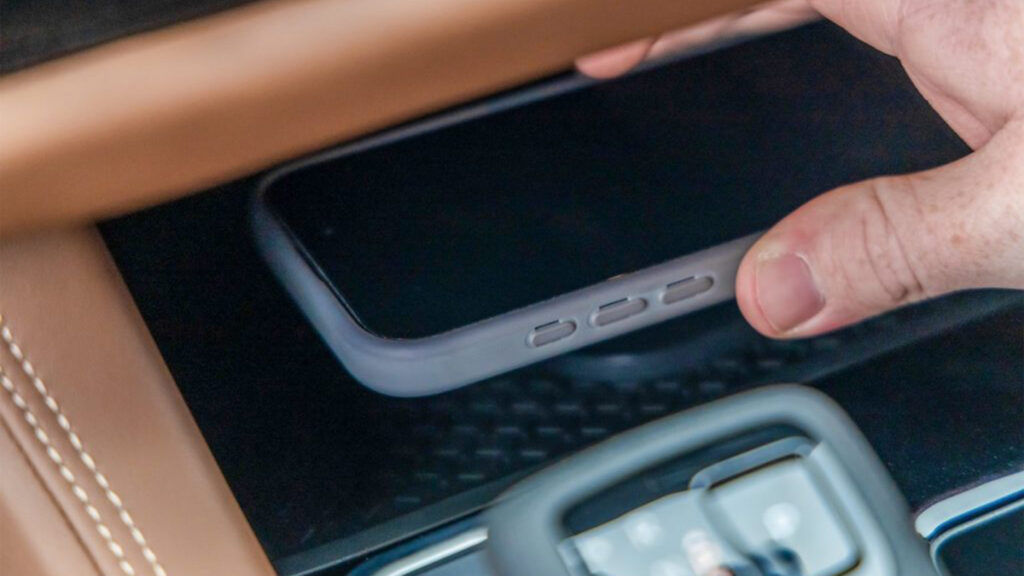 Nissan виправив бездротову зарядку, але не для всіх моделей телефонів