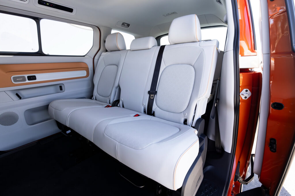 Інтер'єр Volkswagen ID. Buzz в оранжевих тонах