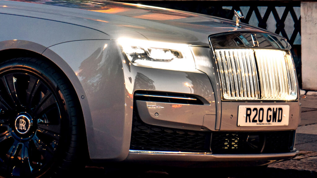 Лондон втомився від багатих іноземців, які ухиляються від штрафів, тому їхні розкішні авто тепер евакуюють