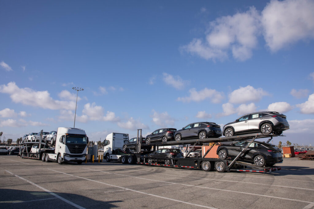 Автомобілі на парковці дилера