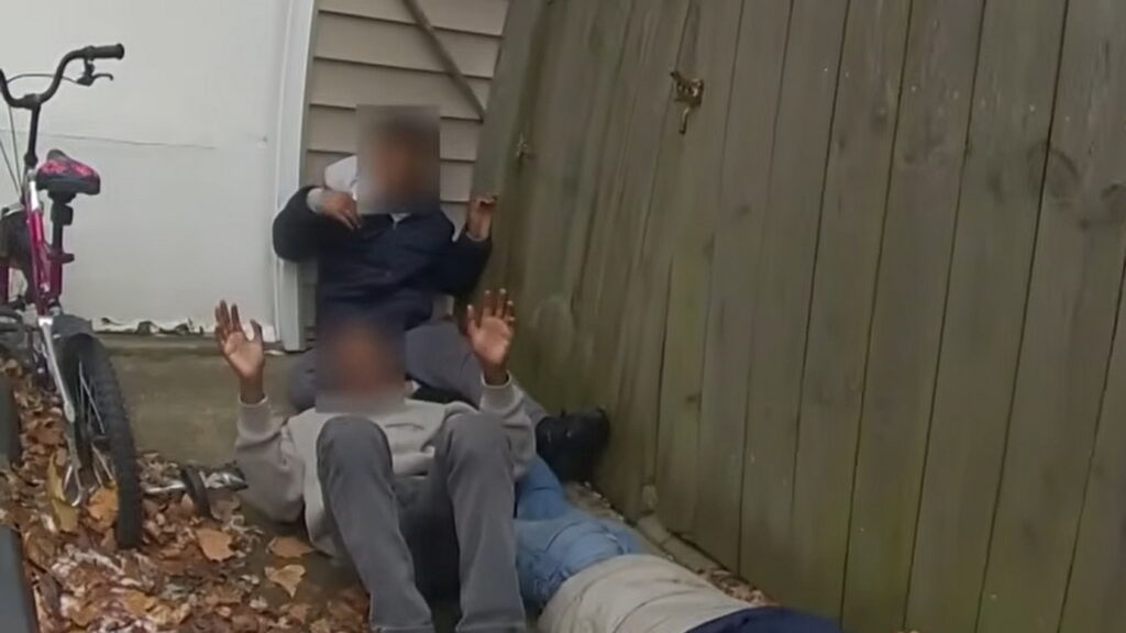 Діти віком від восьми років врізалися вкраденим авто у будинок, а потім запитали, чи принесе Дід Мороз подарунки