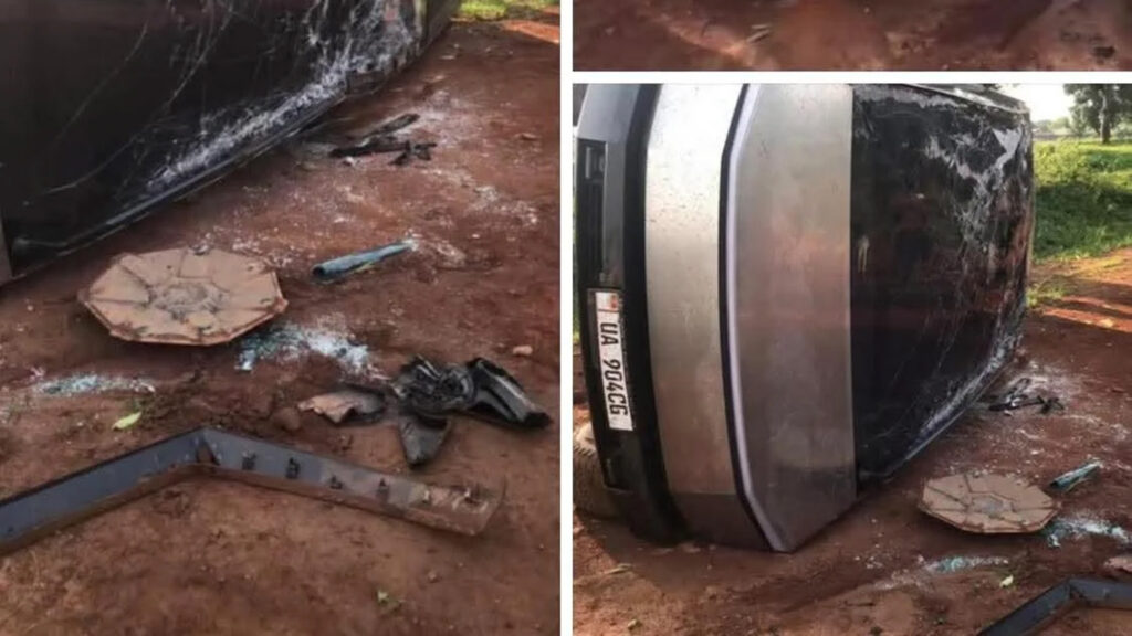 Єдиний Cybertruck в Уганді потрапив у аварію та став вірусним, але відремонтувати його нікому