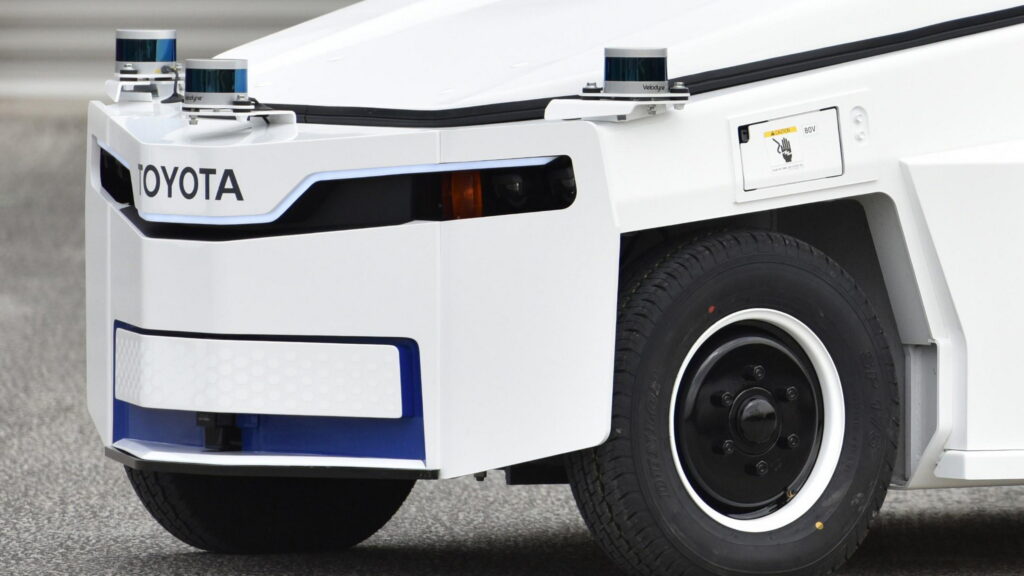 Безпілотні автомобілі Toyota взяли на себе управління в найзавантаженішому аеропорту Японії