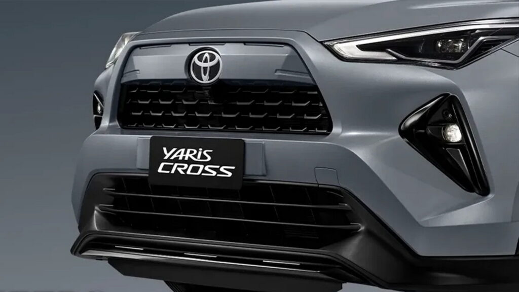 Молодша модель Toyota отримала похмурий образ та оновлену решітку радіатора