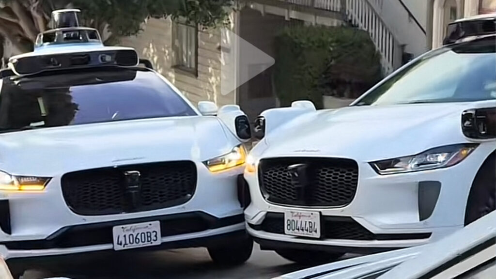 Три автономні автомобілі настільки застрягли, що лише водій-людина зміг їх визволити