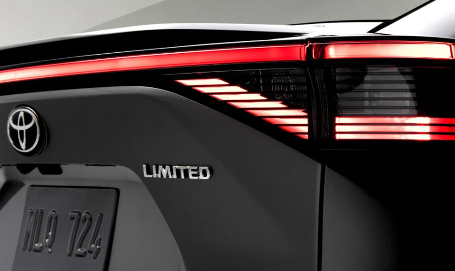 Ой, виявляється, Toyota в окремих моделях авто встановила відбивачі замість справжніх ліхтарів