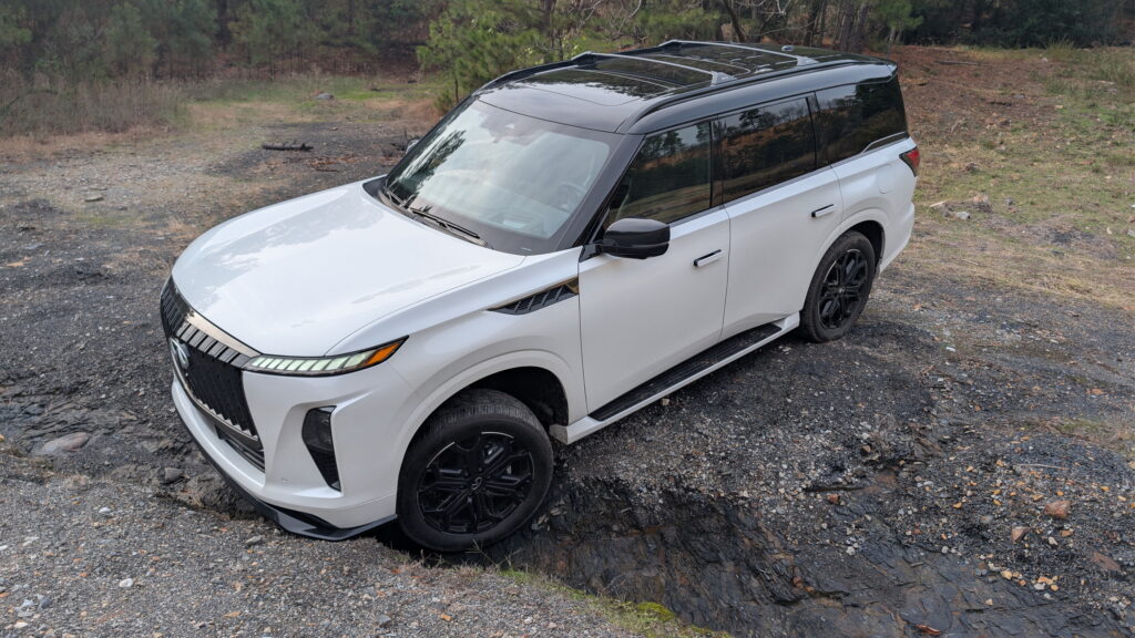 Infiniti QX80 Sport на дорозі