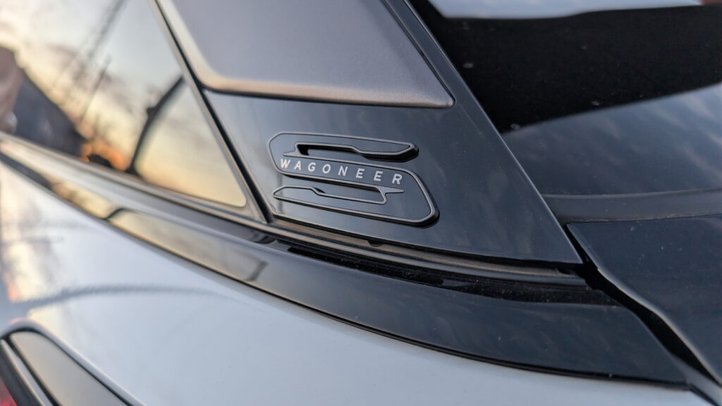 Задня частина Jeep Wagoneer S