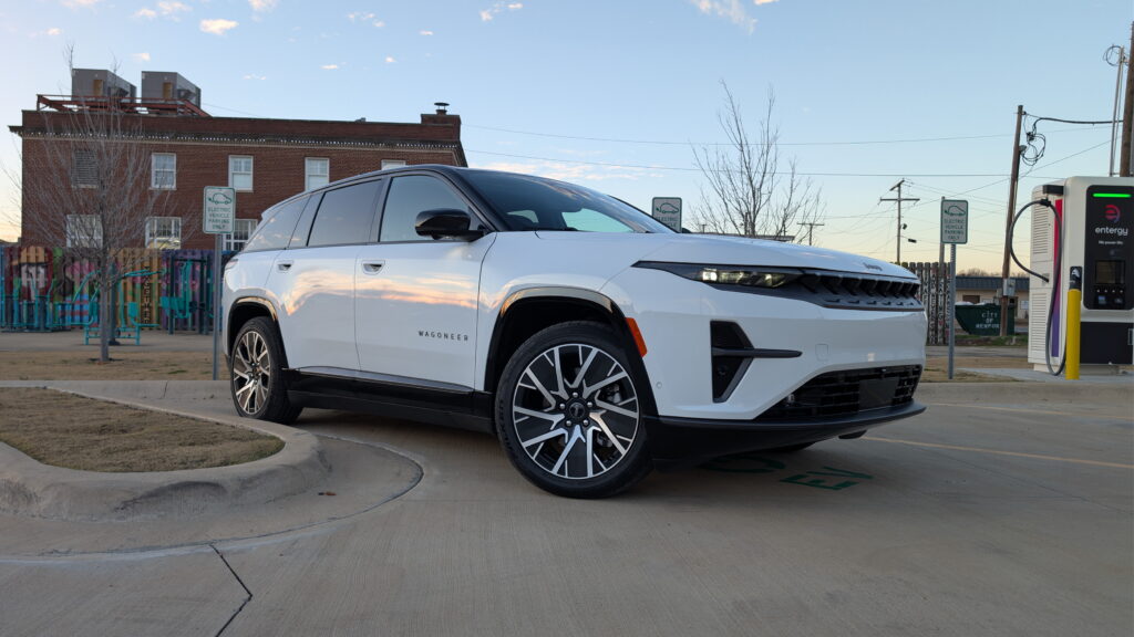 Jeep Wagoneer S на дорозі
