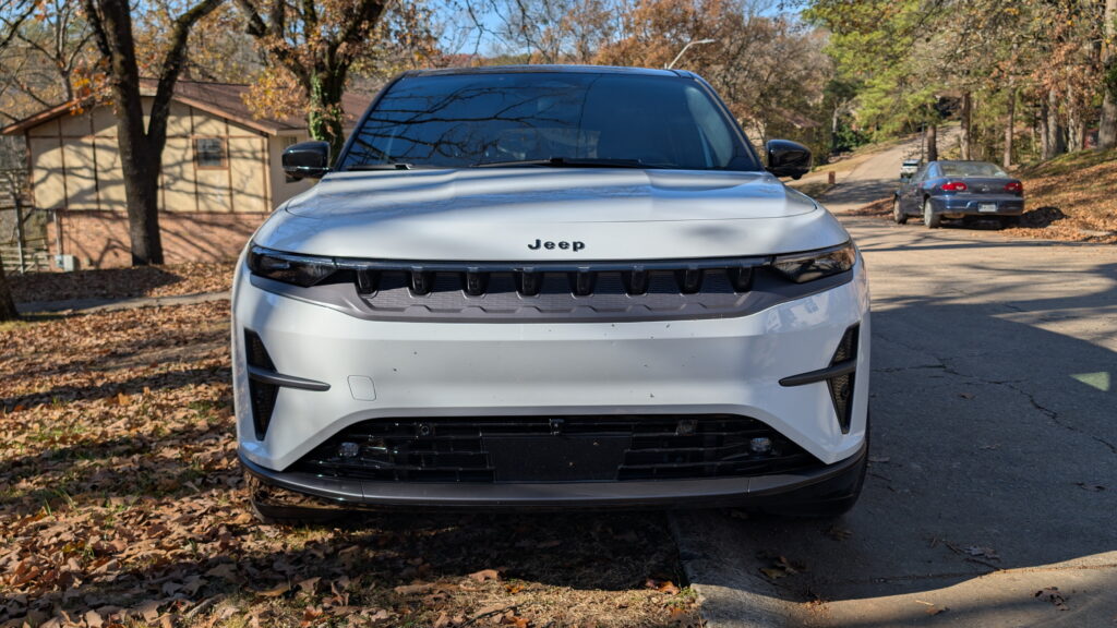 Jeep Wagoneer S в русі