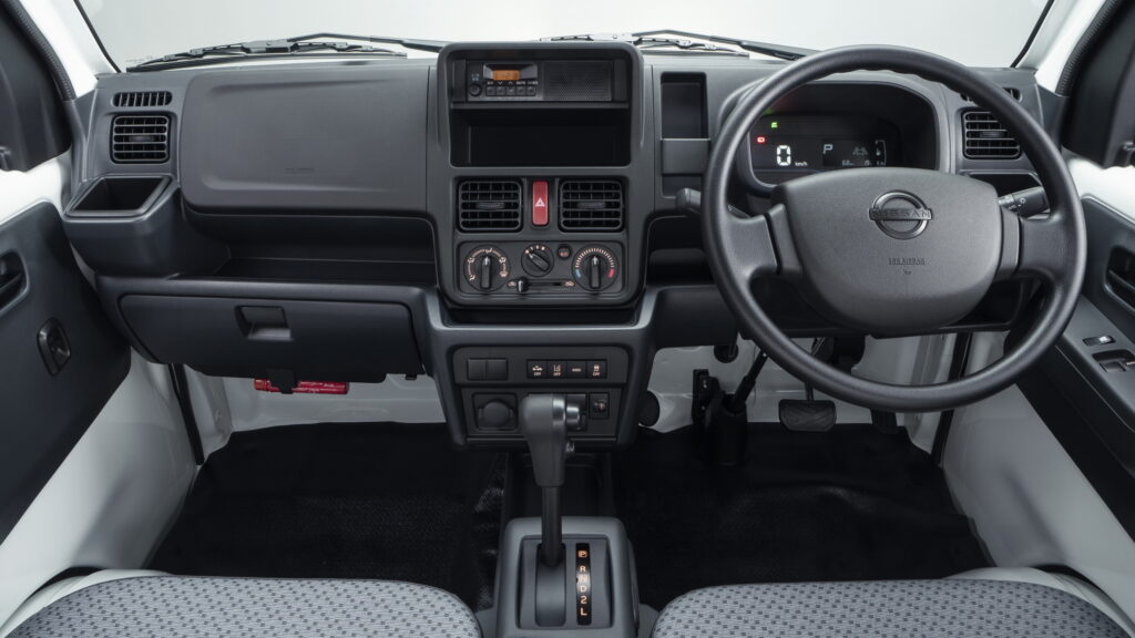 Салон Nissan Clipper Truck 2026