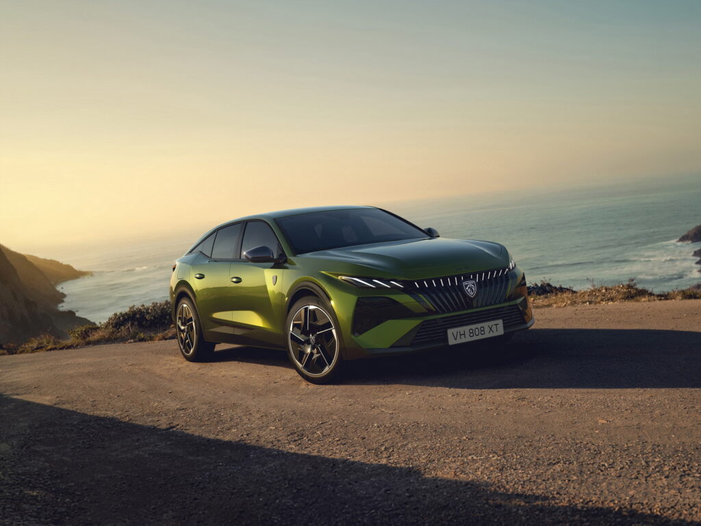 Peugeot 408 збоку