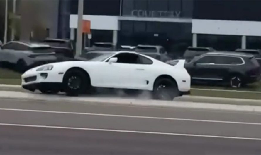 Toyota Supra Mk4 зіштовхується з іншою Toyota, після чого врізається в автосалон марки