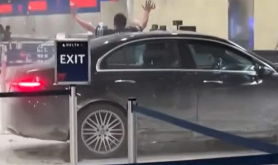 Автомобіль Mercedes врізався у термінал Детройта, не доїхавши до виходу приблизно 90 метрів