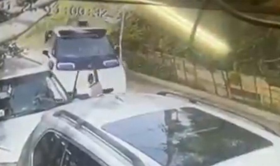 Новий роботаксі Waymo “Ojaj” зіткнувся з припаркованими автомобілями, але справжній шок — хто керував транспортом