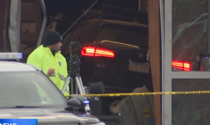 Водій BMW попередив «дивись новини», після чого врізався у відділок поліції