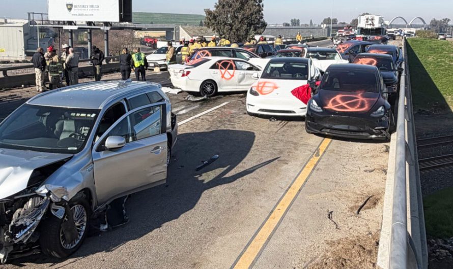 Вони вибралися після аварії, але машини продовжували врізатися в тумані