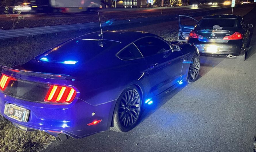 Нестримний спорткар у Флориді не встояв перед поліцейським автомобілем з двигуном 5.0