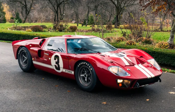 60-річний суперкар Ford GT40 продали на аукціоні за $12 млн (фото)