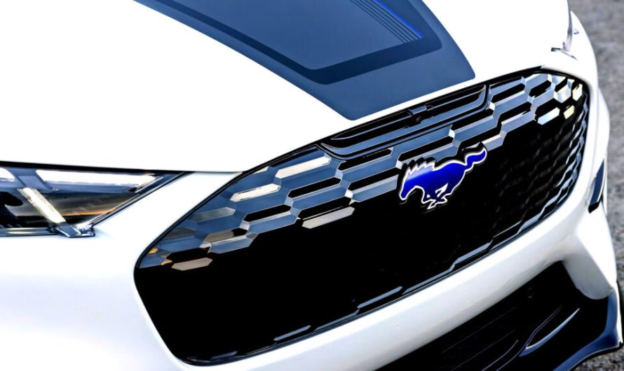 Форд заявляє, що рекордна кількість відкликань автомобілів за рік свідчить про позитивні зміни