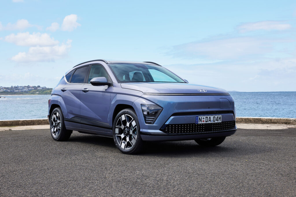 Hyundai Kona Electric збоку