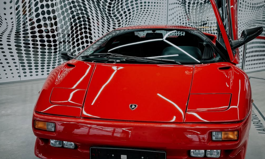 У Львові у VIK Cars музеї з’явився суперкар Lamborghini Diablo з 90-х (фото)