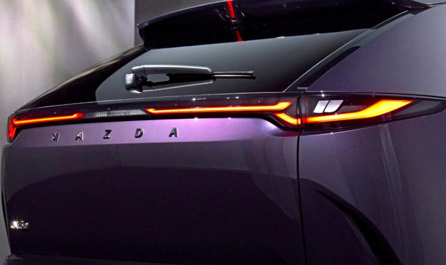 Mazda CX-6e: Зовнішність з майбутнього, а водіння на рівні минулого