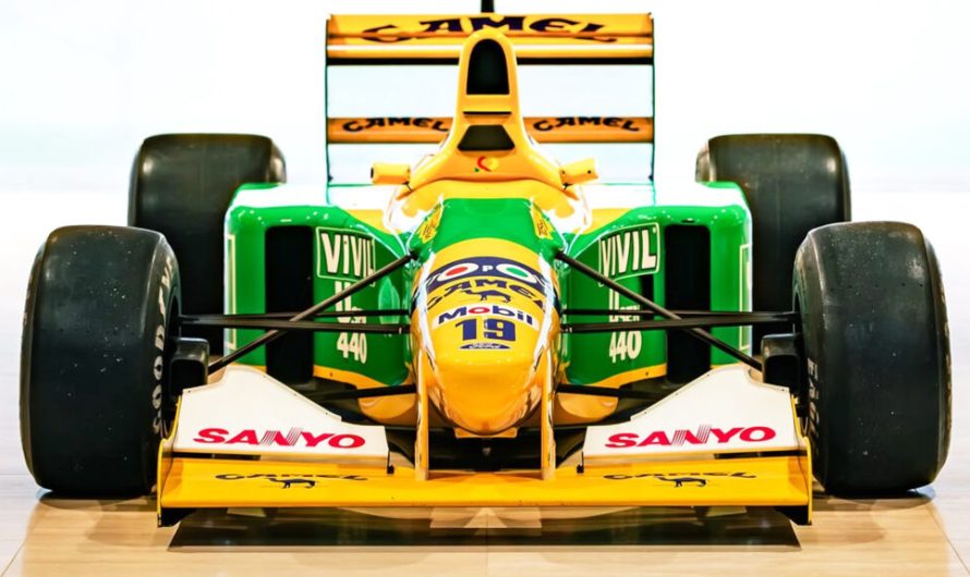 Роки вона ховалася у Рено, а тепер автомобіль, що прославив Шумахера, виставлено на продаж