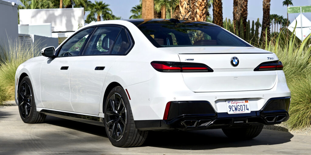 Бічний вигляд поточної BMW 7-Series
