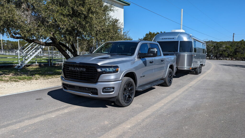 Пікап на дорозі під час подорожі