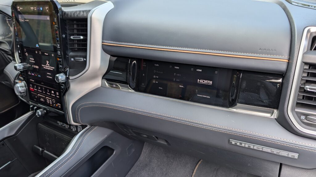 Великий екран в салоні пікапа