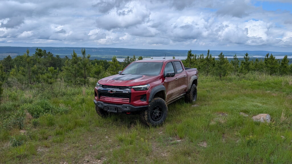 Різні пікапи на тлі природи