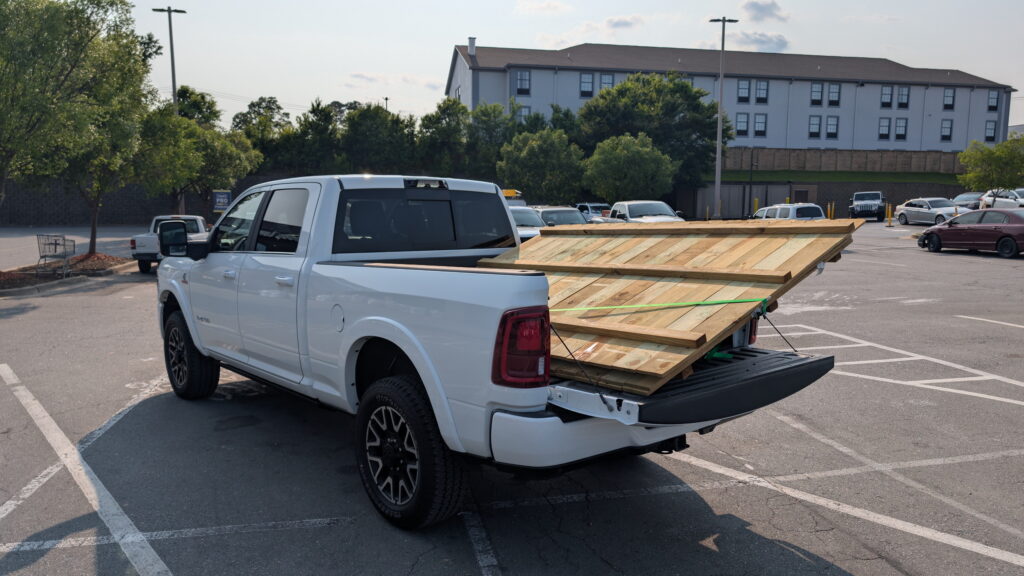 Власник пікапа займається ремонтом