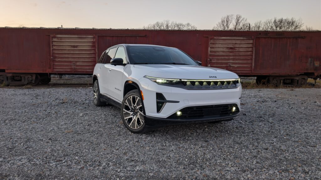 Jeep Wagoneer S в темряві