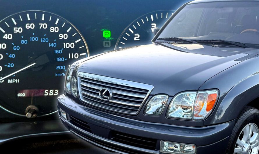 Цей 2003 рік Lexus LX з пробігом 583 милі виглядає як новий, проте звіт Carfax розповідає іншу історію