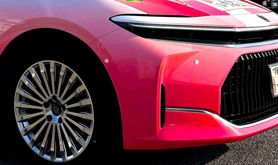 Toyota створила рожевий седан, і причина цього насправді дуже мила