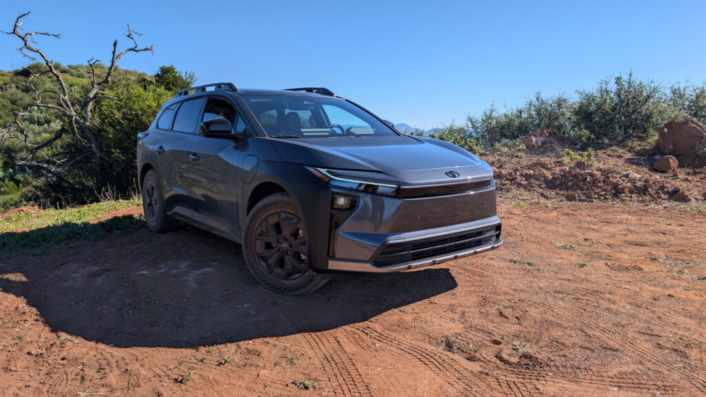 Toyota bZ Woodland на дорозі