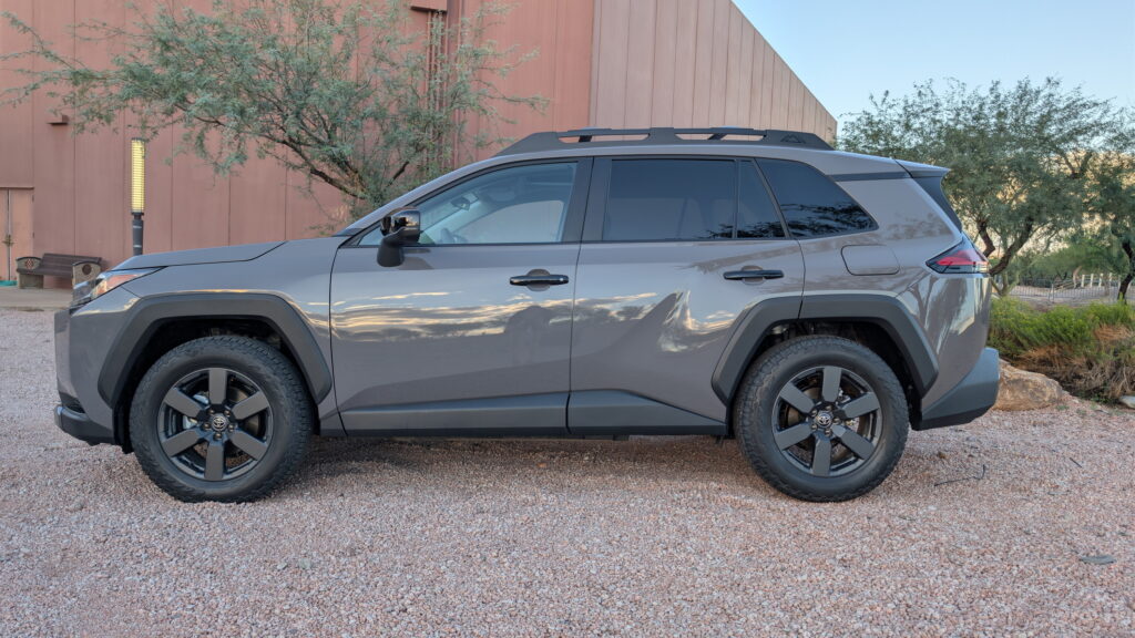 Toyota RAV4 на дорозі