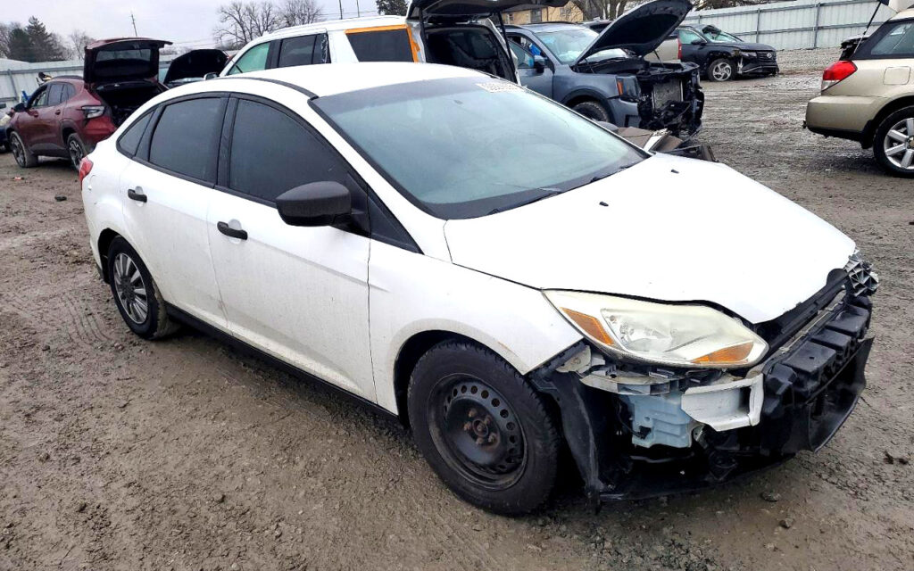 Інженер працює над автомобілем у майстерні