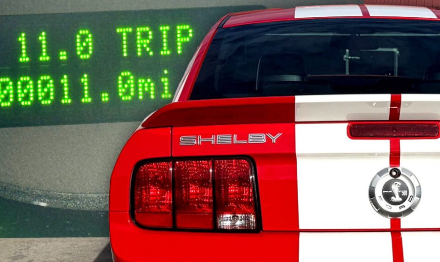Цей Shelby GT500 має лише 11 миль пробігу та зберіг аромат салону з 2006 року