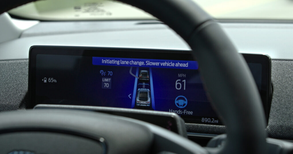 Демонстрація роботи системи BlueCruise на дорозі