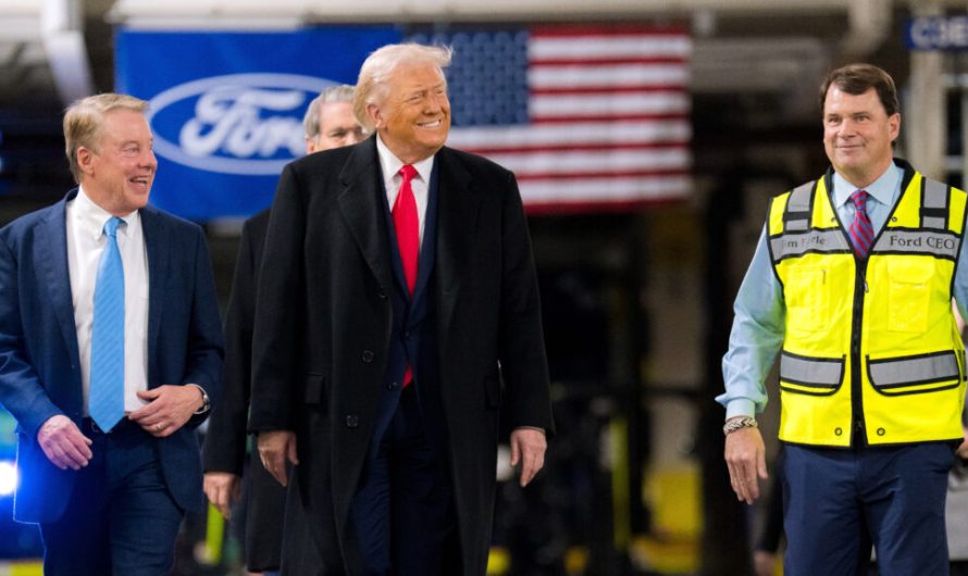 Працівник Ford, якому Трамп показав середній палець, більше не відсторонений