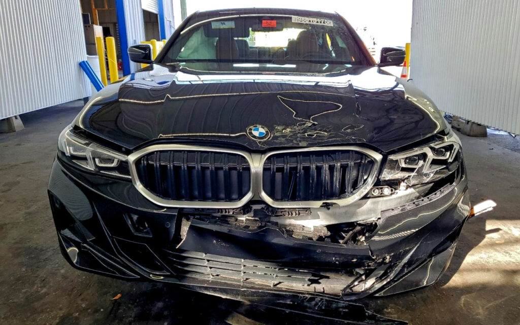 Страховий поліс та ключі від автомобіля