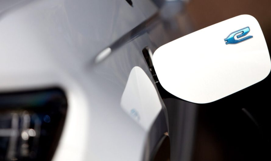 Власникам Jeep рекомендували не заряджати гібриди, тепер вони вимагають компенсації