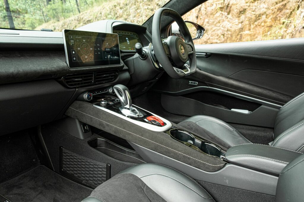 Салон та сидіння Lotus Emira