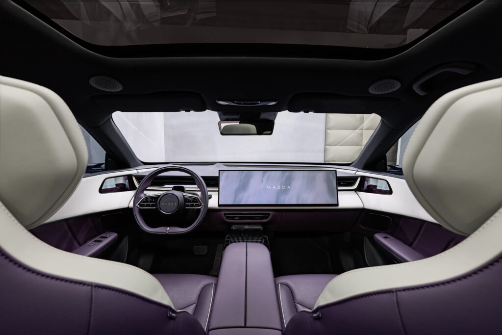 Салон Mazda CX-6e